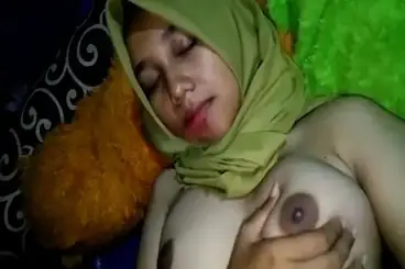 Bokep Indo Hijab Cantik Ukhty Sange Remas Toket poster