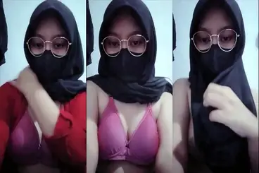 Bokep Jilbab ABG Toge Kacamata Live Barbar poster