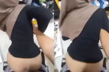 Genjot Pegawai Konter Berhijab Sampe Memek Banjir Peju poster